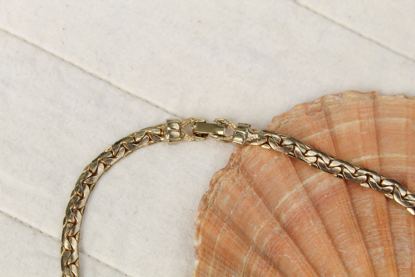 GOLD CHAINED NECKLACE