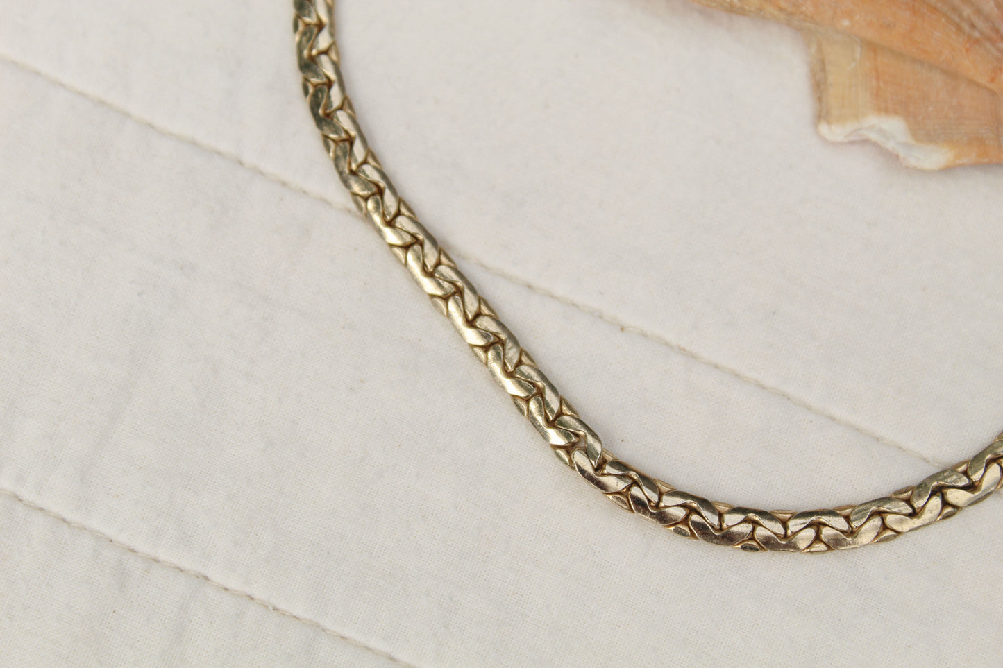 GOLD CHAINED NECKLACE