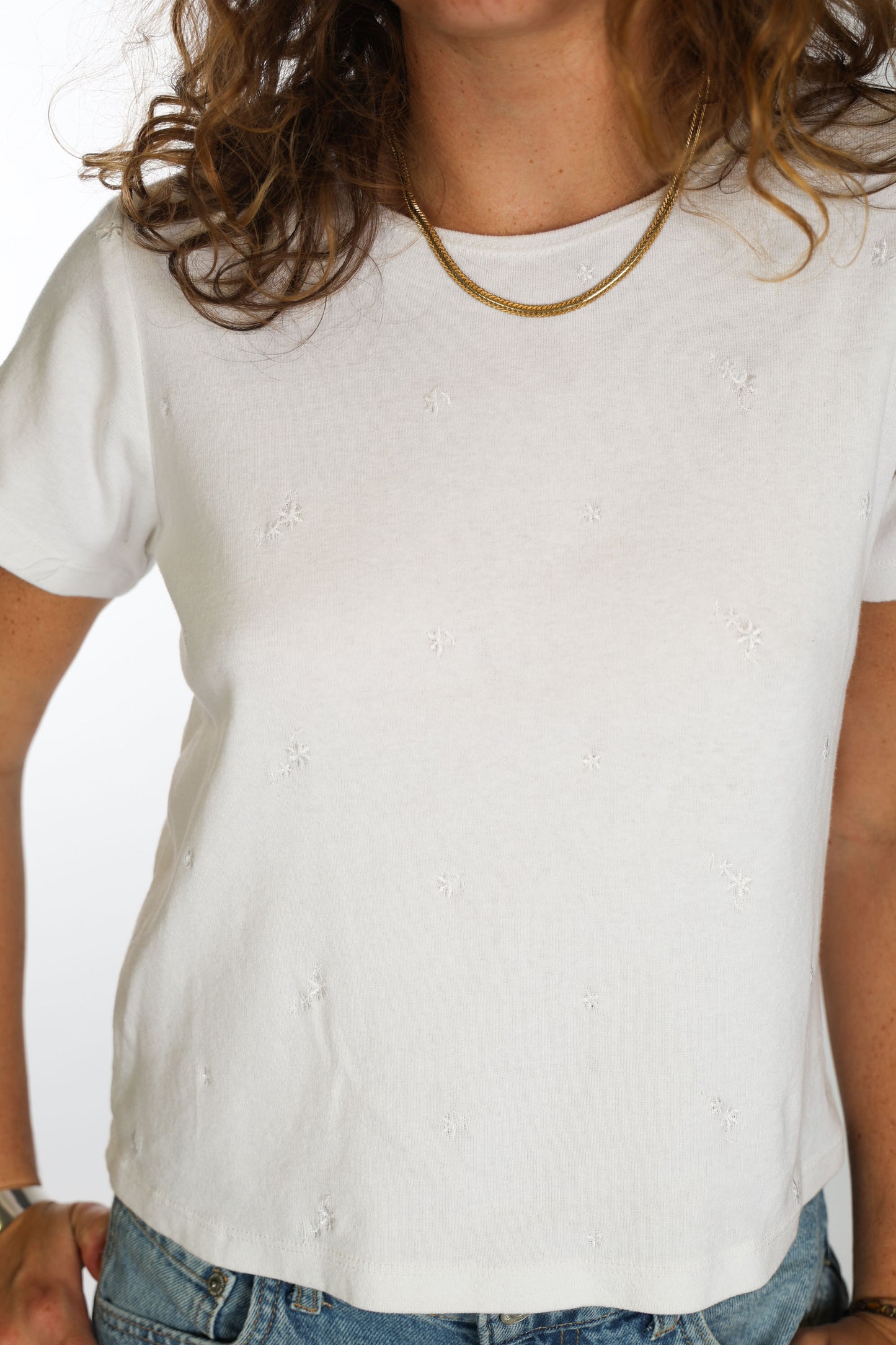 DAINTY DETAILS TEE